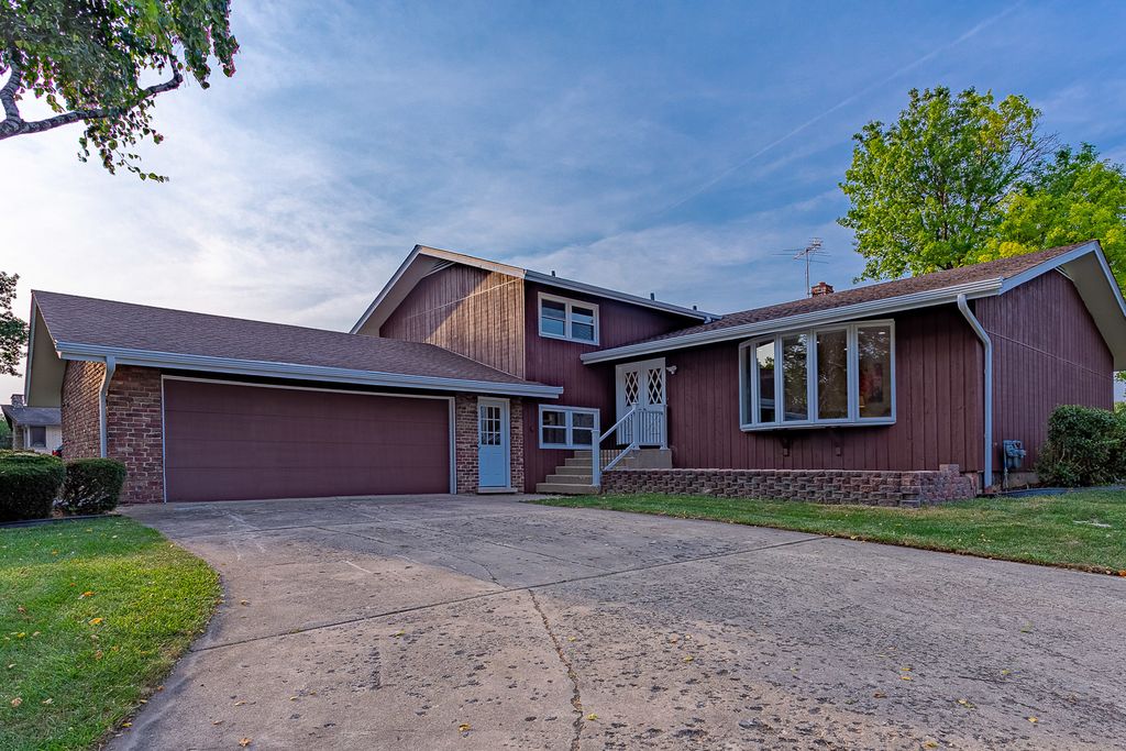 341 Meadowlark Rd, Bloomingdale, IL 60108