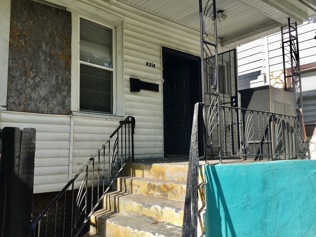 8214 S Coles Ave, Chicago, IL 60617
