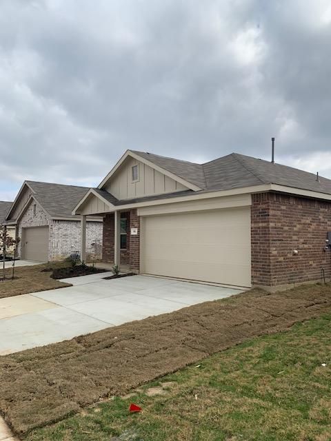 911 Wildflower St, Ennis, TX 75119