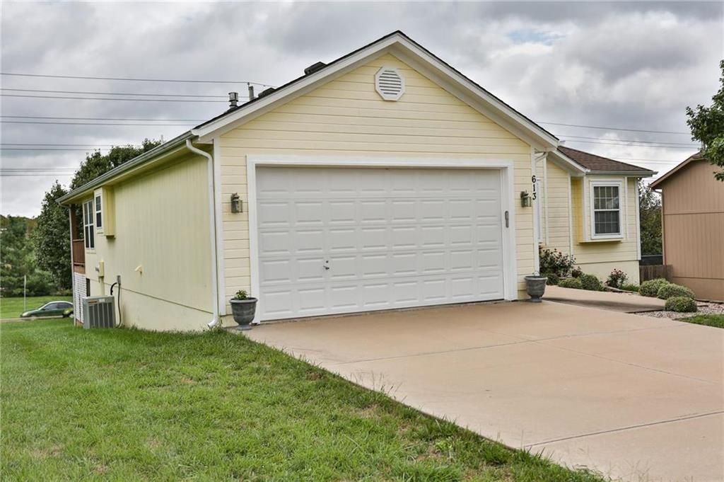 613 Derby St, Raymore, MO 3 Bed, 3 Bath SingleFamily Home 26