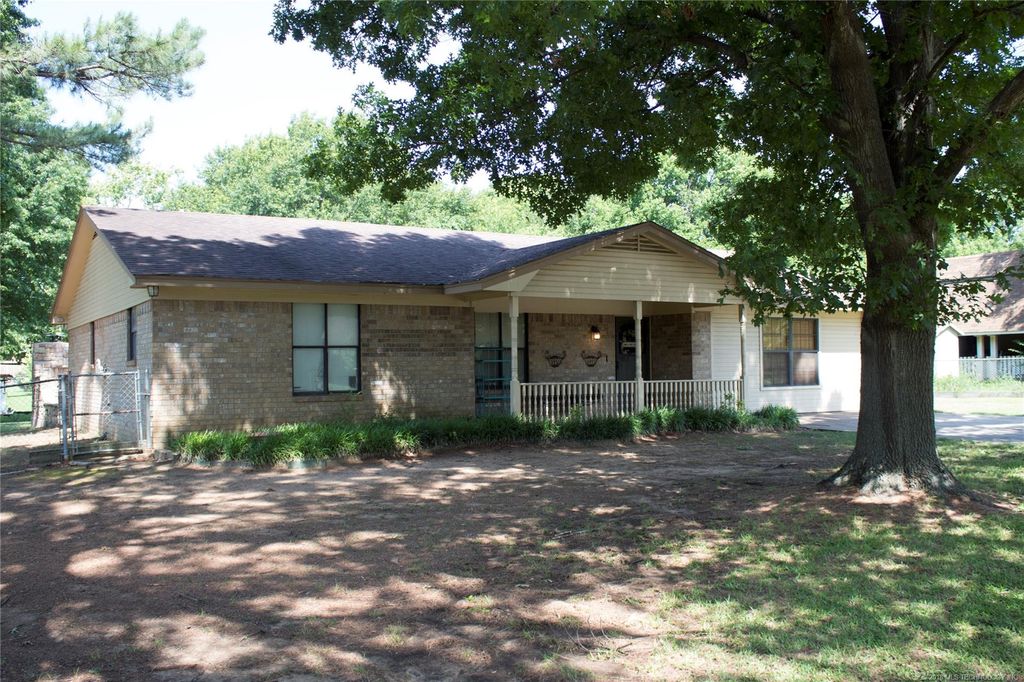 211 Meadowlark Ln, Durant, OK 74701