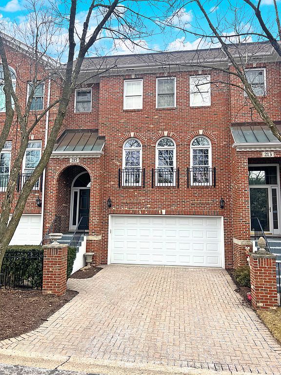 215 Campbell Ct, Geneva, IL 60134