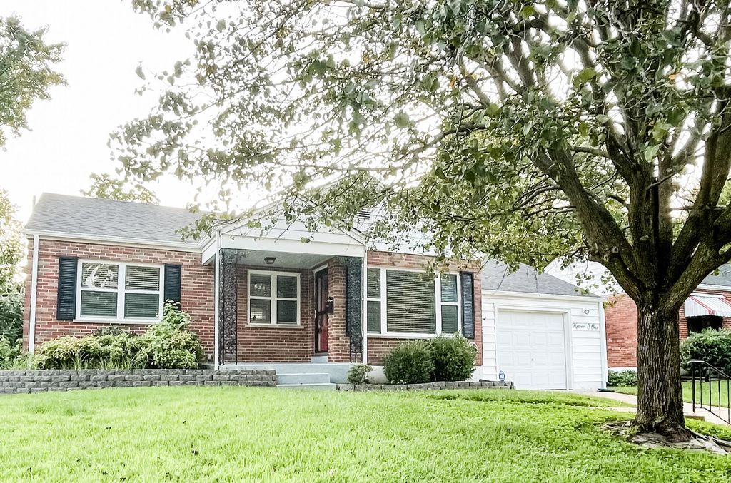 1501 Pinetree Ln, Saint Louis, MO 63119