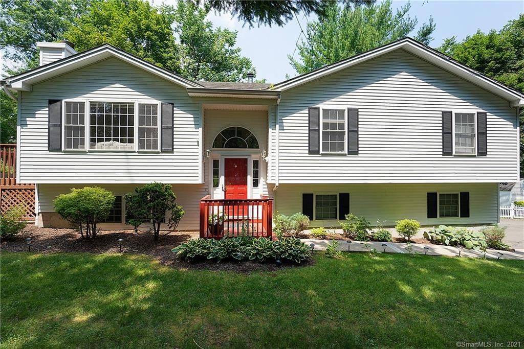112 Fernwood Rd, Hamden, CT 06517