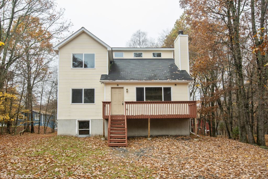 133 Roundhill Rd, Dingmans Ferry, PA 18328
