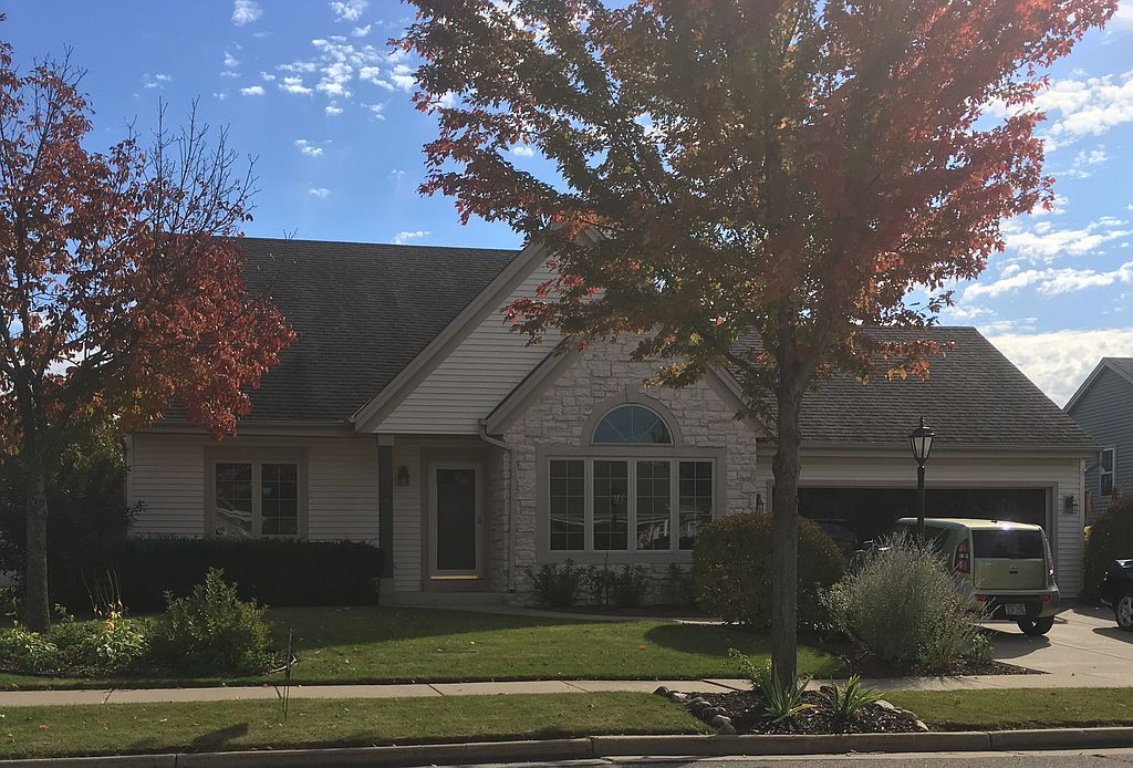 3605 Stillwater Cir, Waukesha, WI 53189