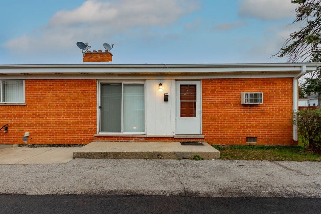 440 W Division St #1, Villa Park, IL 60181