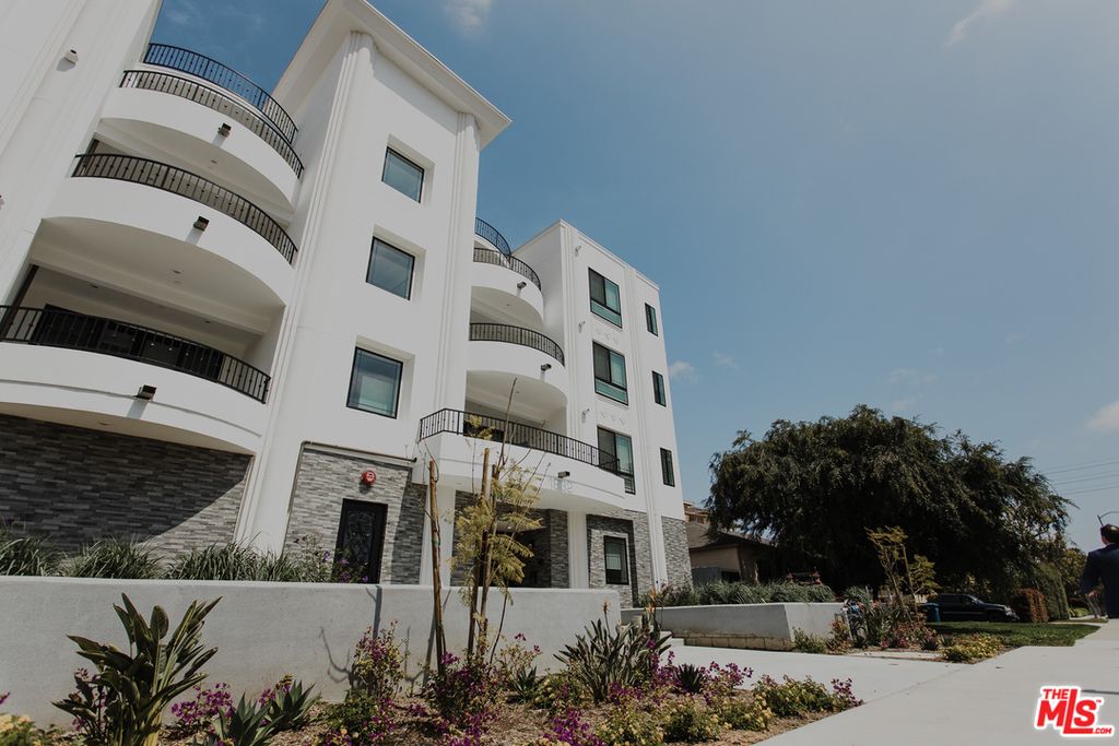 1832 S Barrington Ave #302, Los Angeles, CA 90025