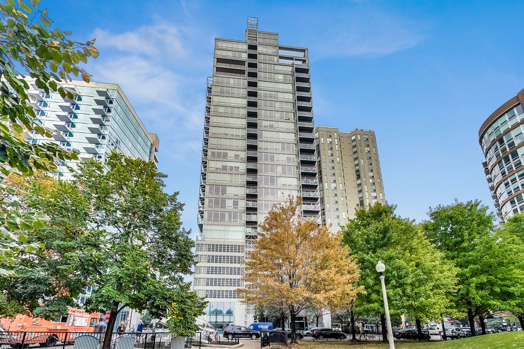 653 N Kingsbury St #2202, Chicago, IL 60654