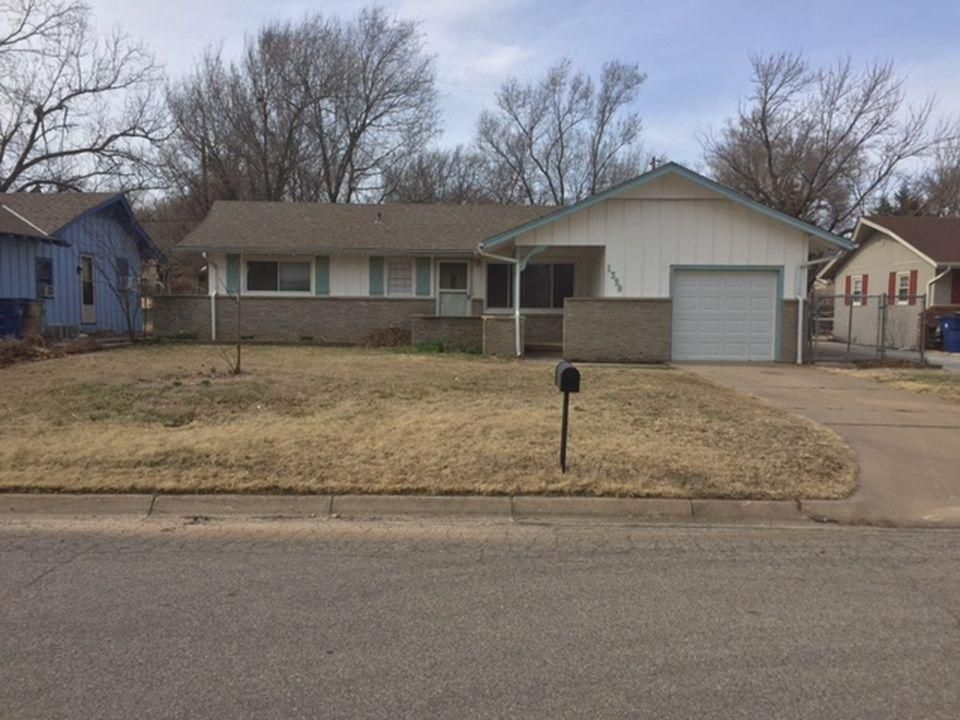 1359 N Pleasantview Dr, Derby, KS 67037