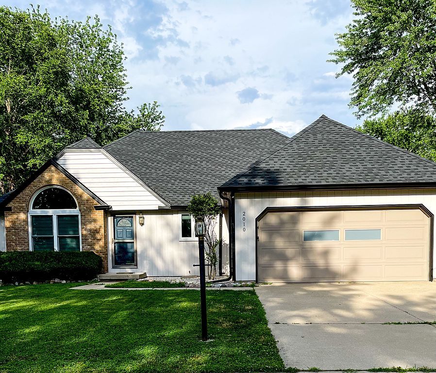 2010 Scottsdale Dr, Champaign, IL 61822