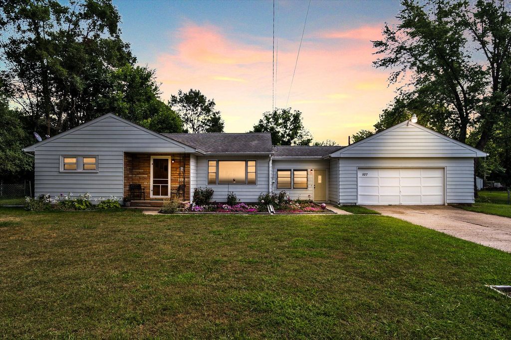 527 Gregory Pl, Jackson, MI 49202