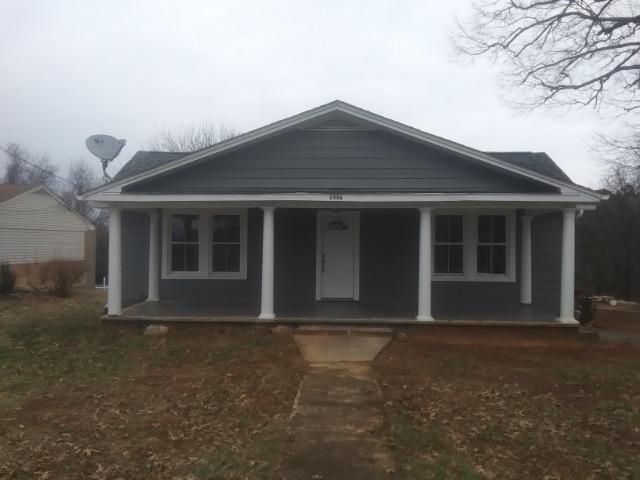 1556 Oakwood St, Bedford, VA 24523