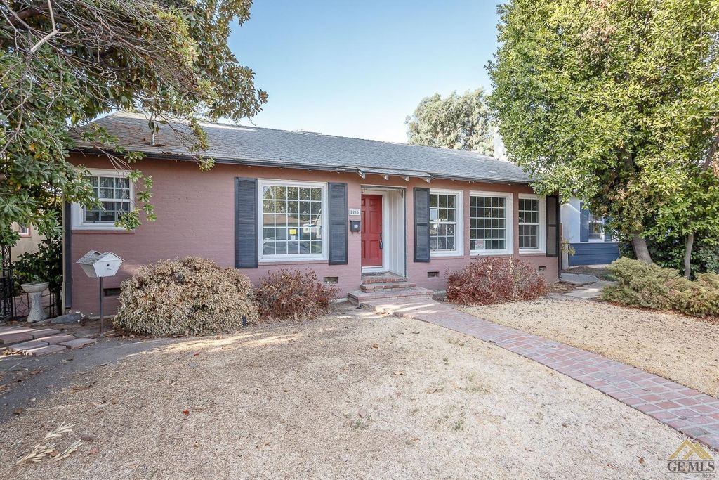 2216 Bradford St, Bakersfield, CA 93304