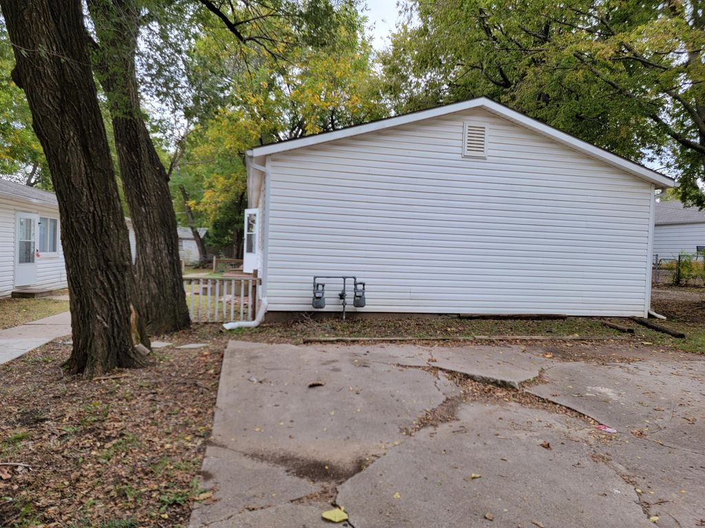 209 E Wiley Ave, Augusta, KS 67010