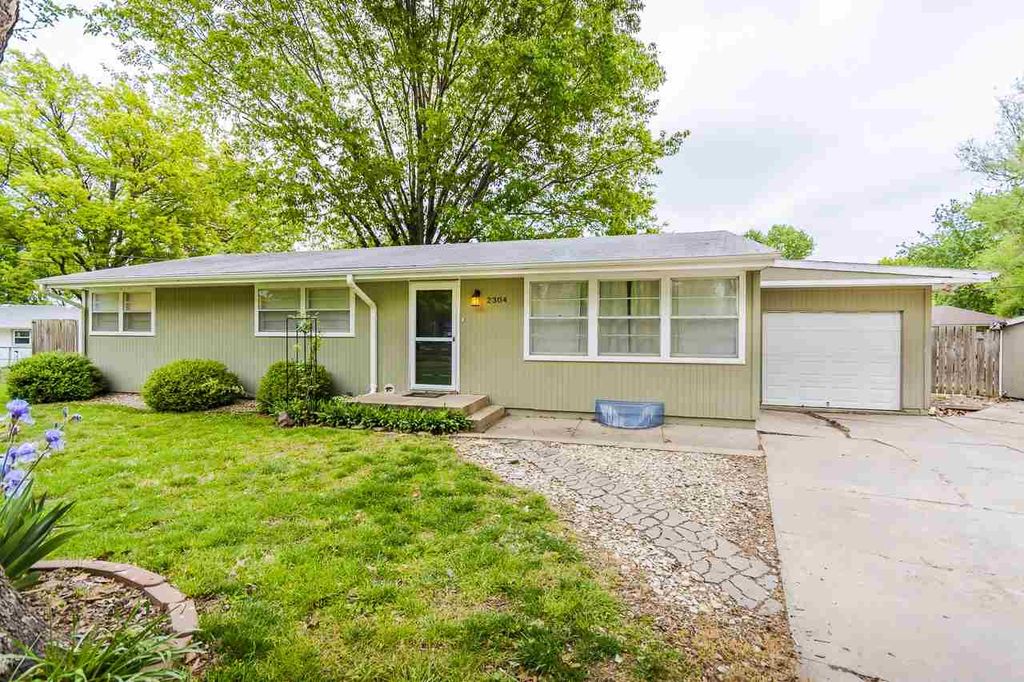 2304 Tuttle Cir, Manhattan, KS 66502