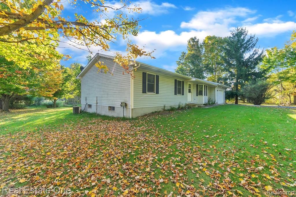 4522 Stow Rd, Fowlerville, MI 48836