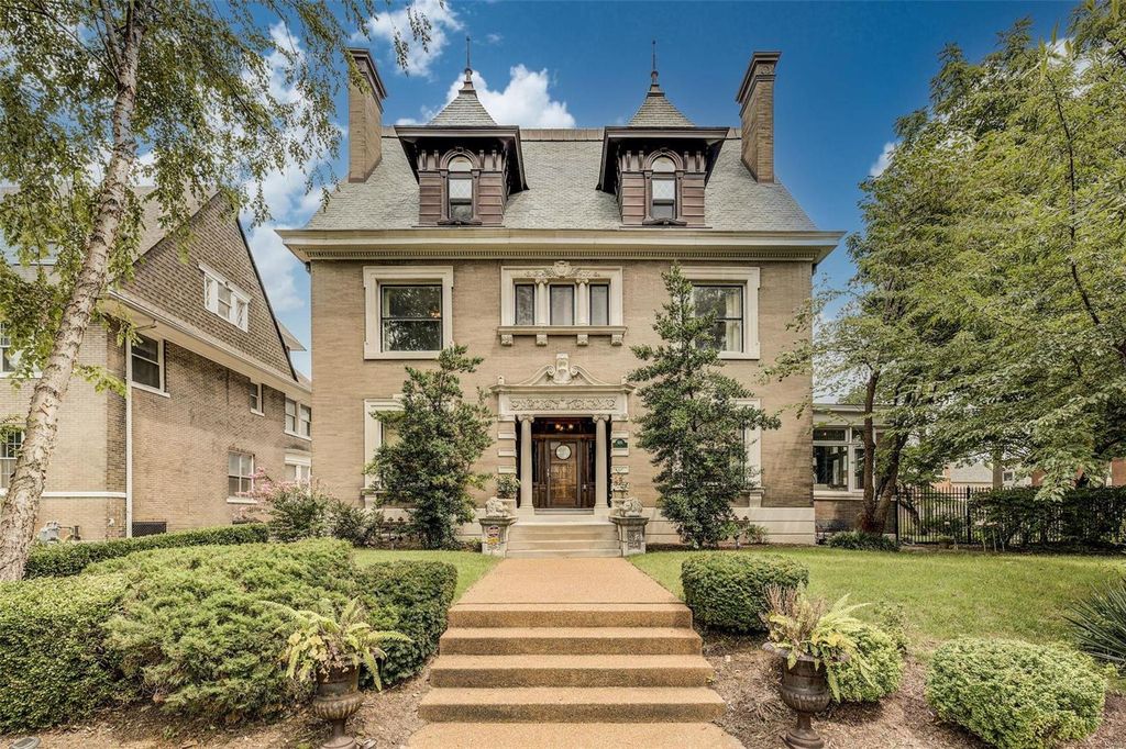 5211 Washington Pl, Saint Louis, MO 63108