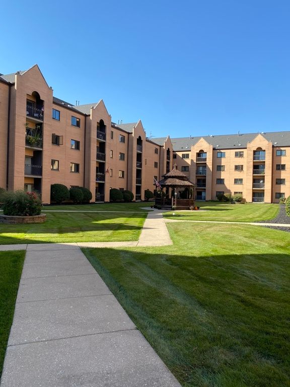 7420 W Lawrence Ave #406, Harwood Heights, IL 60706