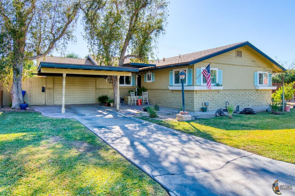731 Desert Gardens Dr, El Centro, CA 92243