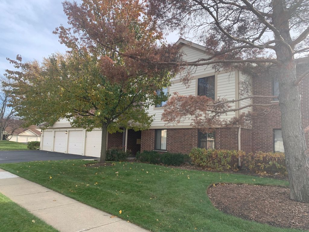 905 E Kings Row #4, Palatine, IL 60074