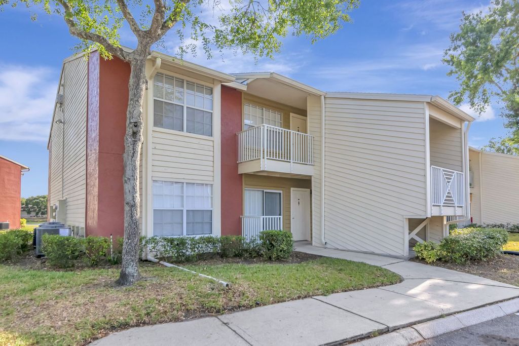 203 Lake Parsons Grn #201, Brandon, FL 33511