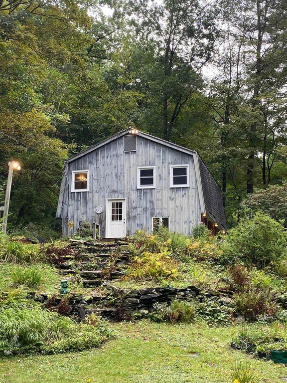 196 Randall Dr, Guilford, VT 05301