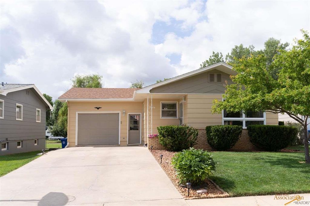 3707 W Saint Patrick St, Rapid City, SD 57702