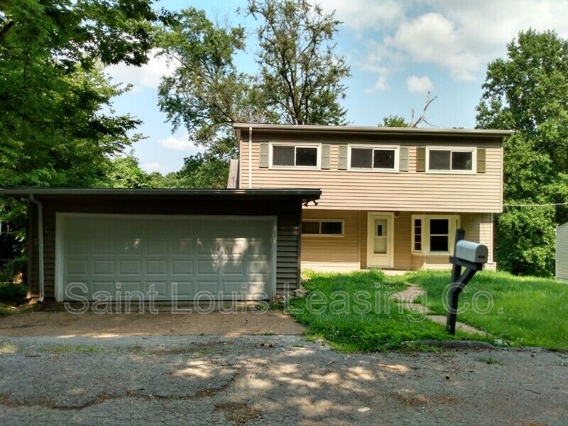 819 Oak Dr, Fenton, MO 63026