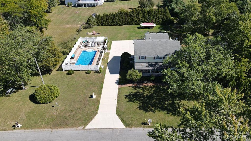322 Nottingham Dr, Brooklyn, MI 49230