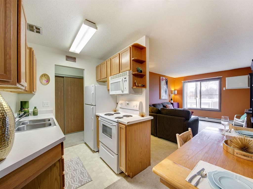 6904 10th St N, Oakdale, MN 55128