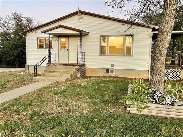 3335 Rock Creek Rd, Ottawa, KS 66067