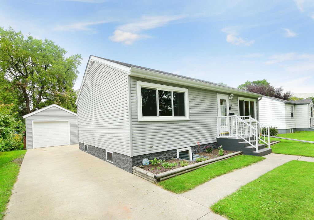 814 14th Ave S, Grand Forks, ND 58201