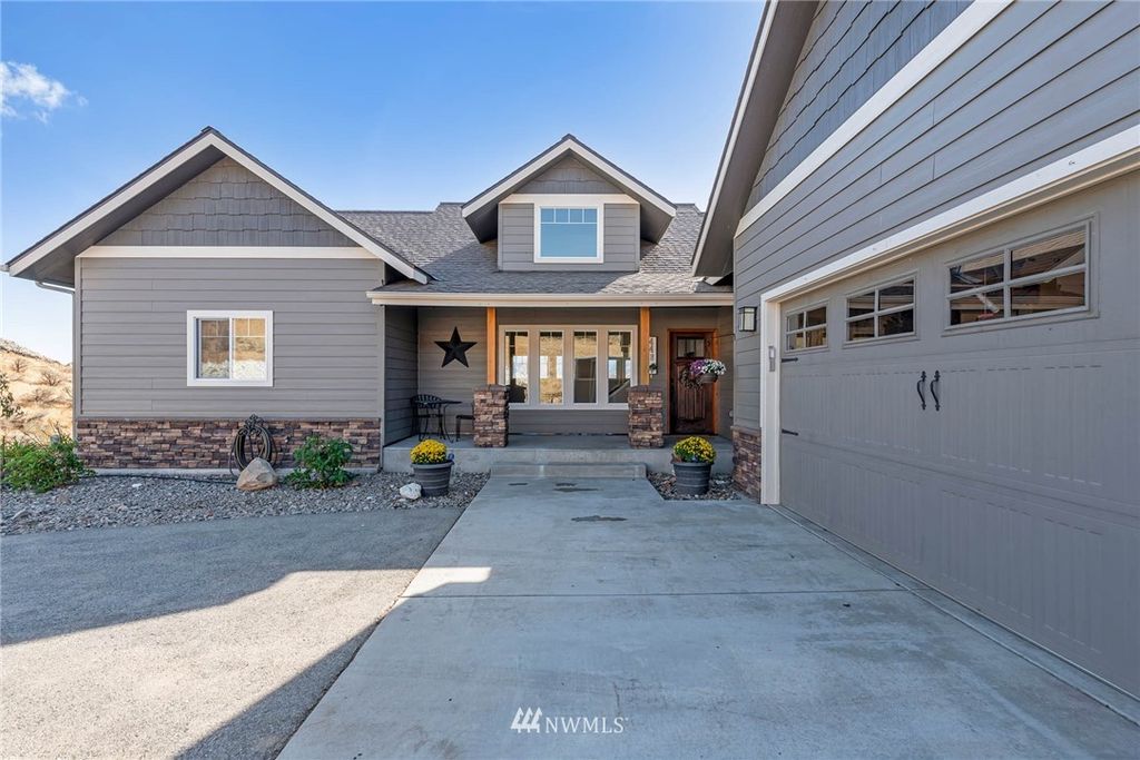 448 W Rolling Hills Ln, Wenatchee, WA 98801