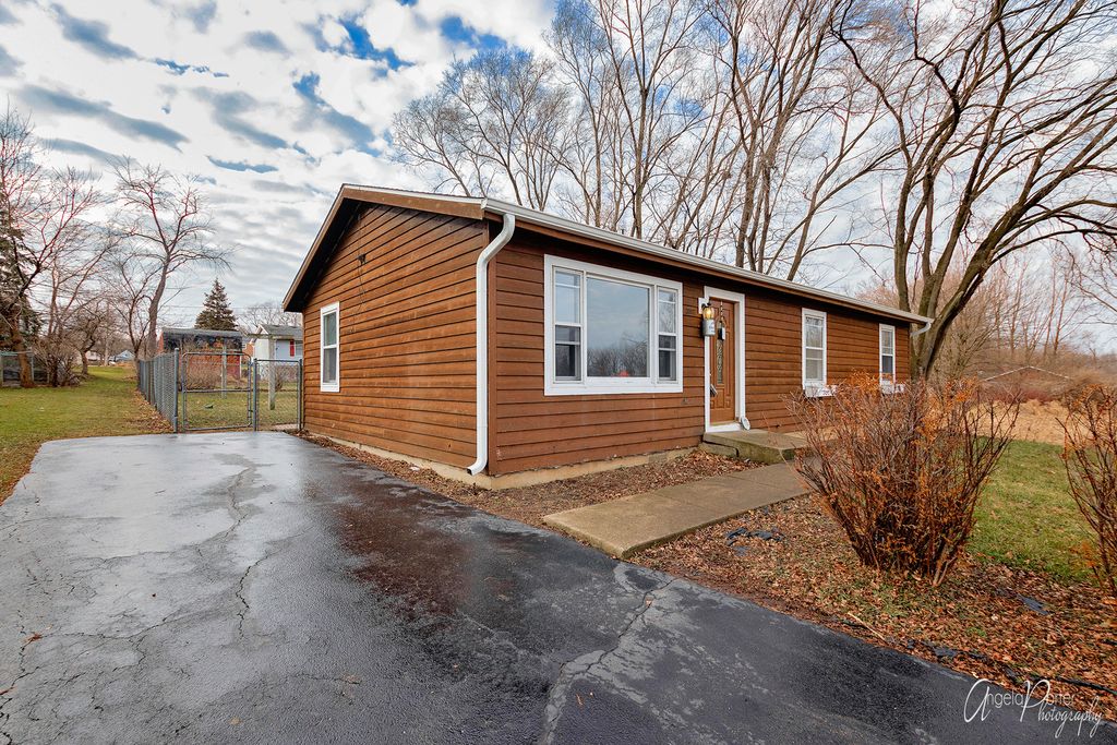 2007 Brentwood Ln, Mchenry, IL 60050