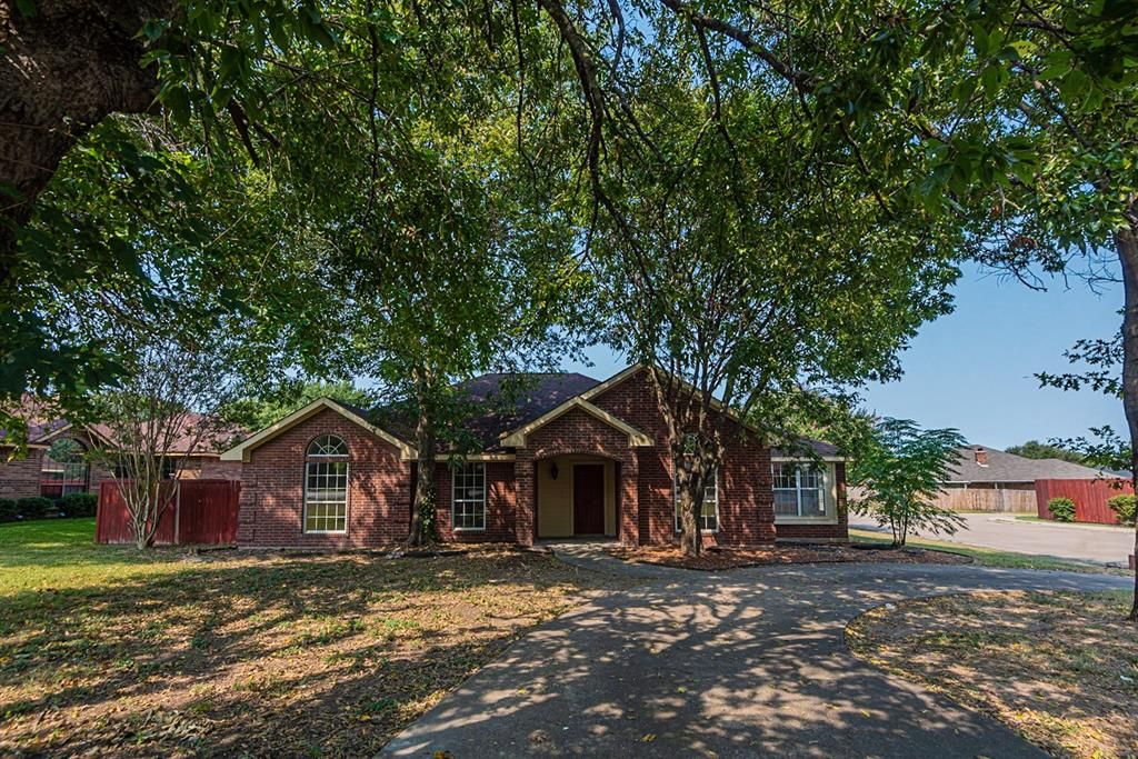 701 S Parks Dr, Desoto, TX 75115