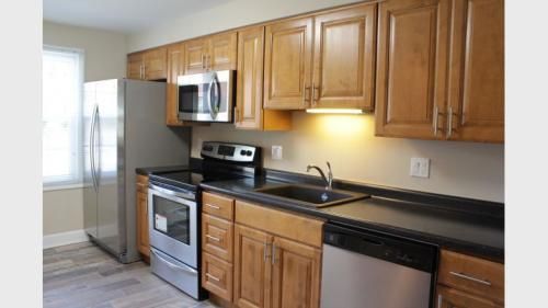 11 Nutmeg Dr, Meriden, CT 06451