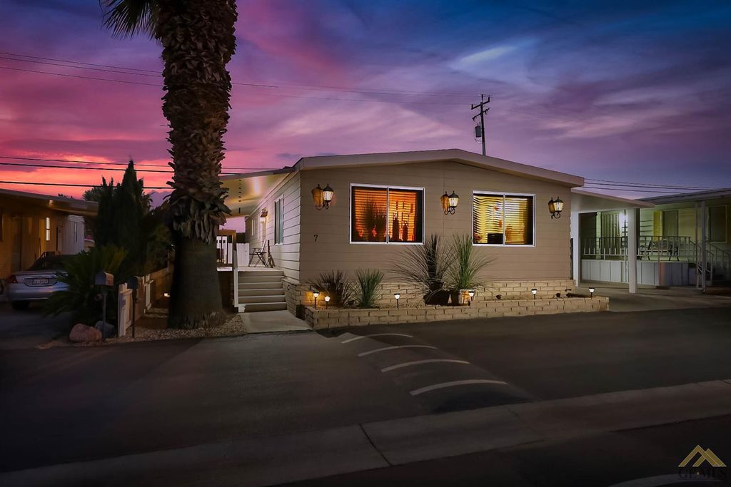 7 Tee Ln, Bakersfield, CA 93308
