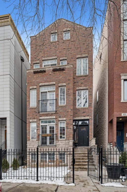 857 N Wood St #2, Chicago, IL 60622