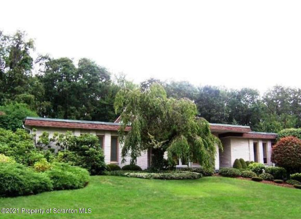 148 Edgewood Dr W, Clarks Summit, PA 18411