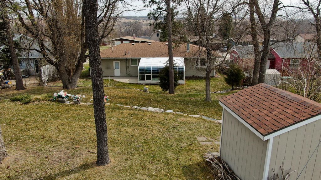 1133 6th Ave NE, Valley City, ND 58072