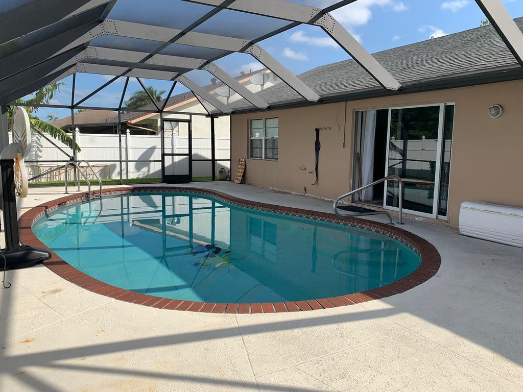 9610 Richmond Cir, Boca Raton, FL 33434