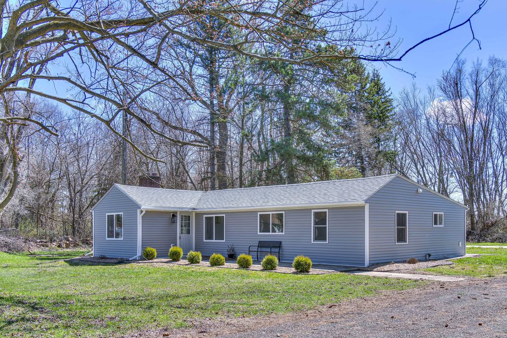 8353 Cady Rd, Jackson, MI 49201