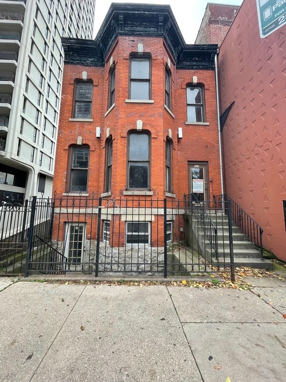 327 W  Armitage Ave, Chicago, IL 60614
