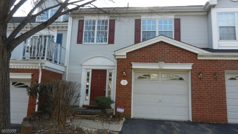 5 Coral Ct, Franklin Park, NJ 08823