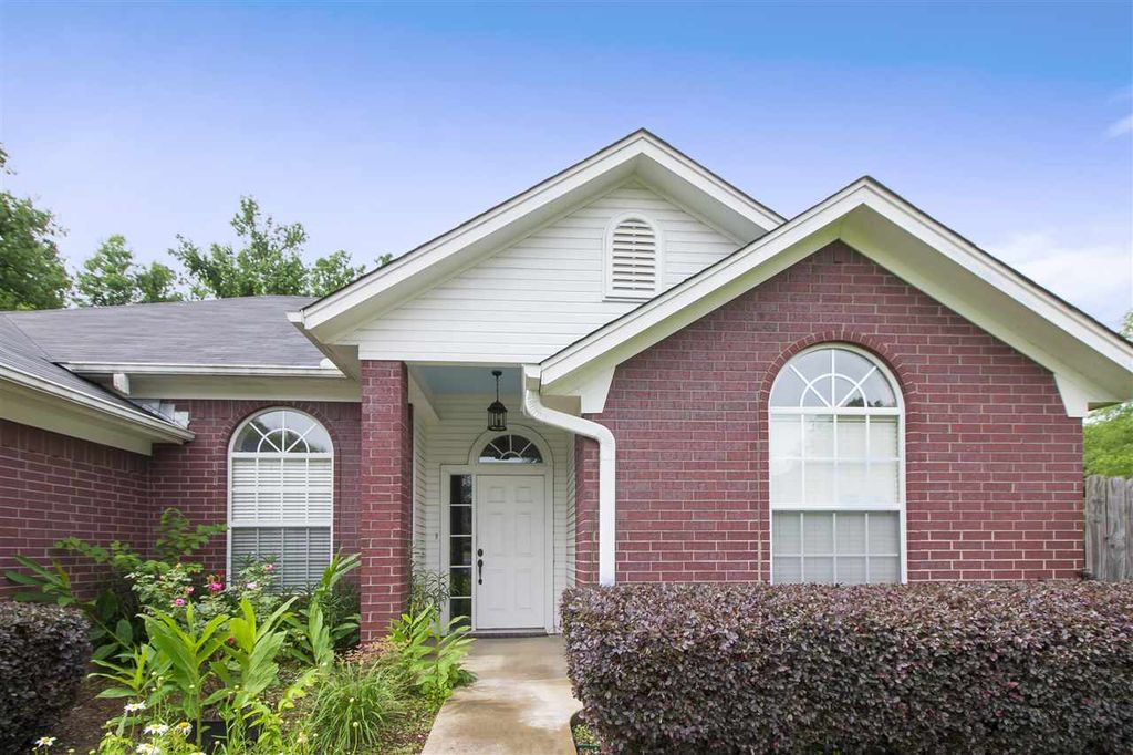 801 Vicksburg Ct, Longview, TX 75601