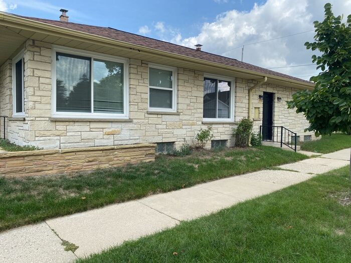2376 S 77th St, West Allis, WI 53219