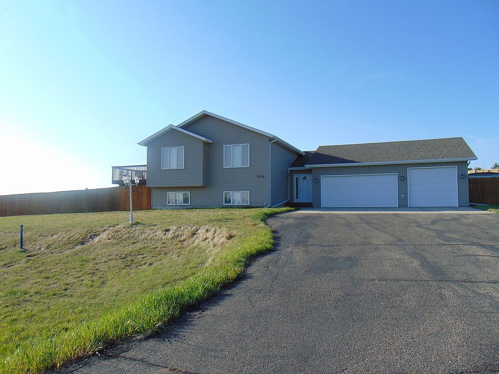 3409 Southridge Ln, Bismarck, ND 58504