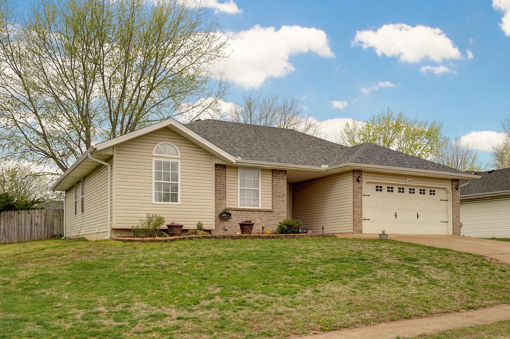 1689 S Eastland Avenue, Springfield, MO 65802