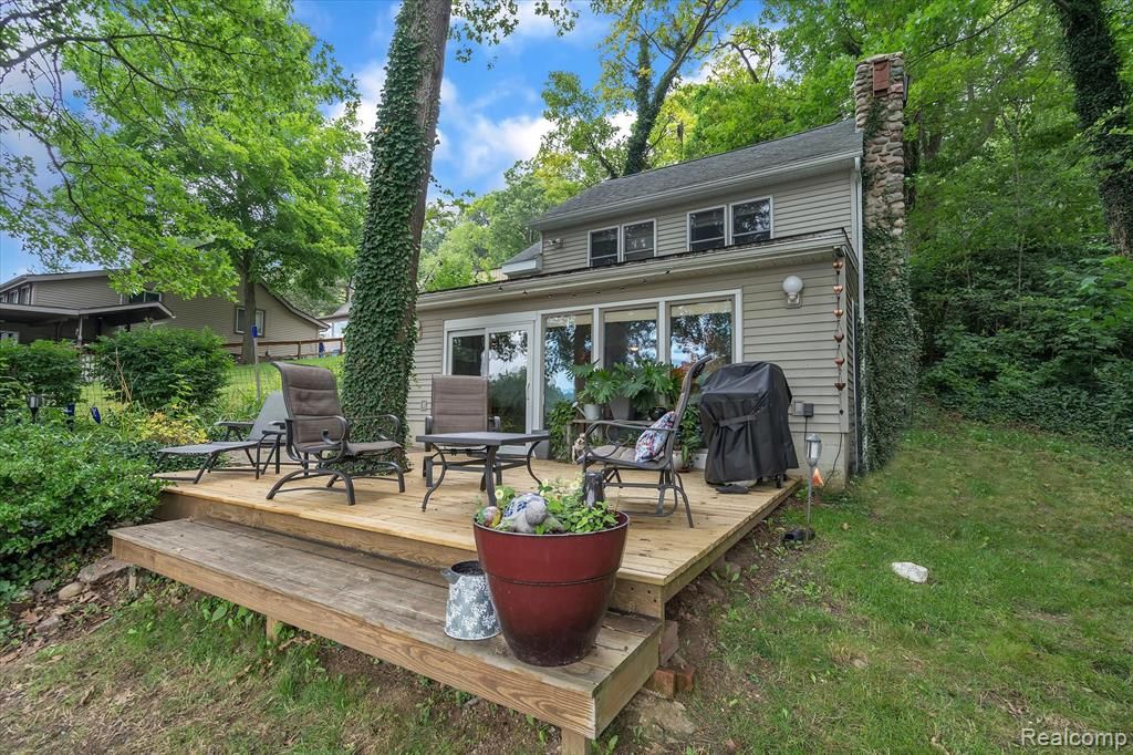 11642 Weiman Dr, Pinckney, MI 48169